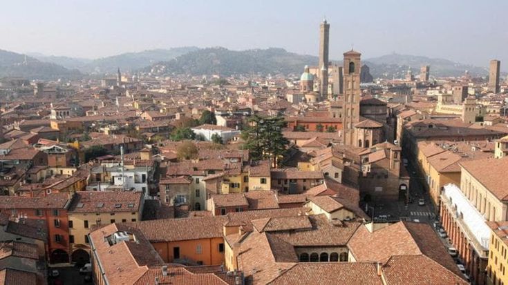 Bologna, parte l’iter per lo stop agli affitti brevi dentro la Cerchia del Mille