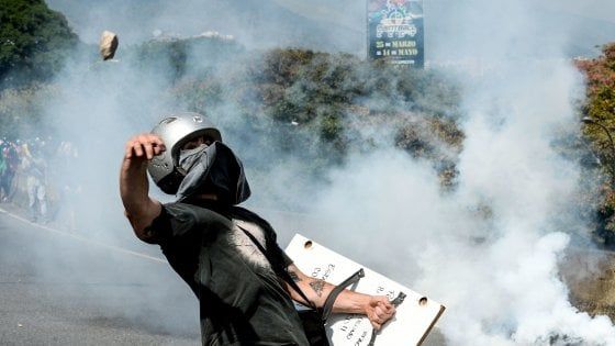 Venezuela, crisi senza fine: 26 vittime, il governo conferma il no alle elezioni. Spunta la mediazione del Vaticano