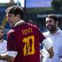 Omaggio a Totti, anche Trudeau con la maglia del Capitano: il dono di Pallotta al premier canadese