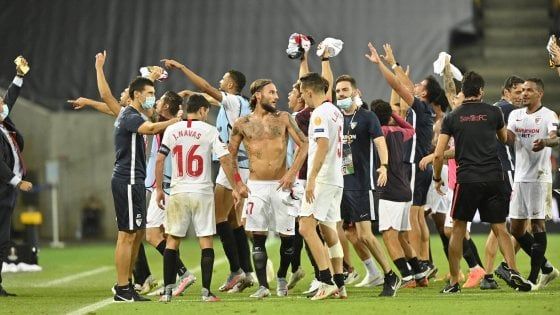 Siviglia-Manchester United 2-1: gli inglesi sprecano, gli spagnoli vanno in finale