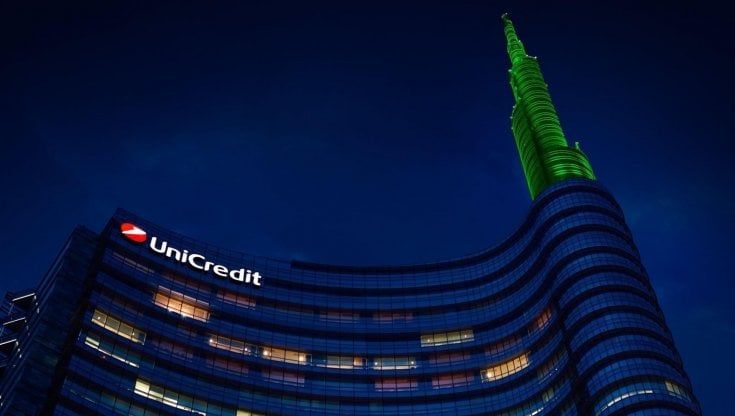 Giornata di San Patrizio, dalla Torre Unicredit alla Minerva di Pavia: i monumenti lombardi che si tingono di verde il 17 marzo