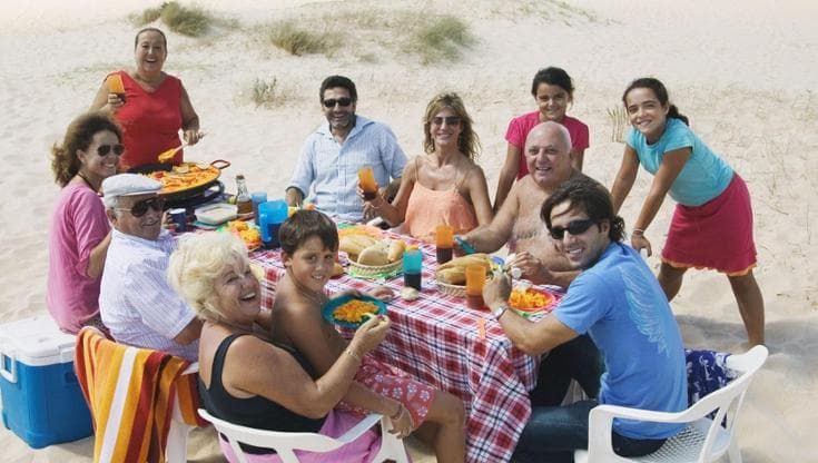 Elogio del pranzo sotto l’ombrellone: da Nord a Sud quali sono i cibi preferiti?