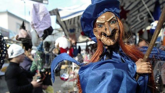 Giù dal campanile o in treno: in Toscana arriva la Befana