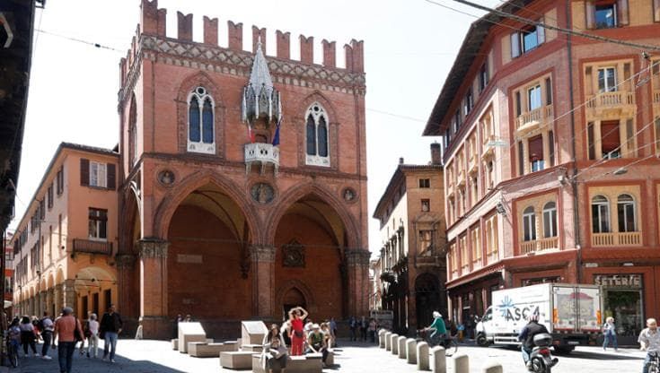 Giovani neo-assunti, al via le domande per ottenere diecimila euro e rimanere a Bologna