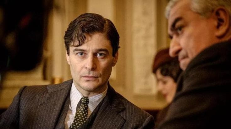 Torna il commissario Ricciardi tra delitti, amori e una risata isterica che dice tutto