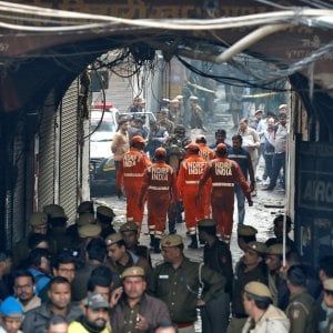 New Delhi, un incendio in una fabbrica uccide almeno 43 persone