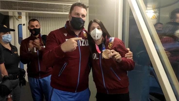 Tokyo 2020, il rientro in Italia di Irma Testa: cori e abbracci per la vincitrice del bronzo nel pugilato