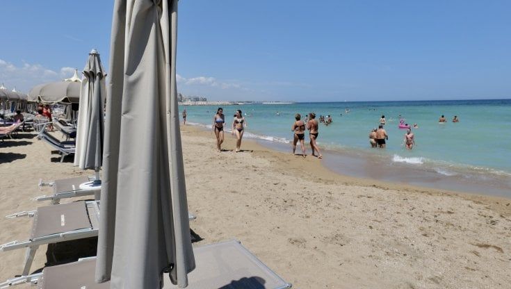A Bari quanto costa una giornata al mare? Dai 55 euro di Palese ai 20 di San Girolamo: la spesa delle famiglie