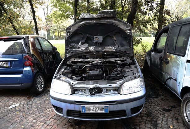 Quattro auto bruciate in quattro giorni, caccia al piromane in zona Mazzini-Murri