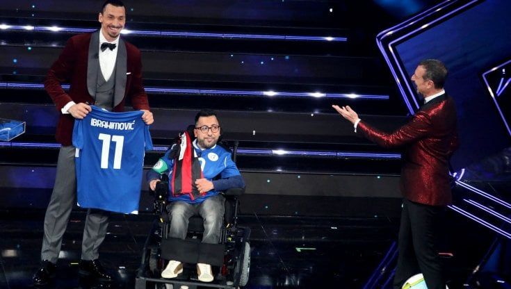 Sanremo 2021, sul palco dell'Ariston il campione pugliese di calcio in carrozzina gioca con Ibrahimovic