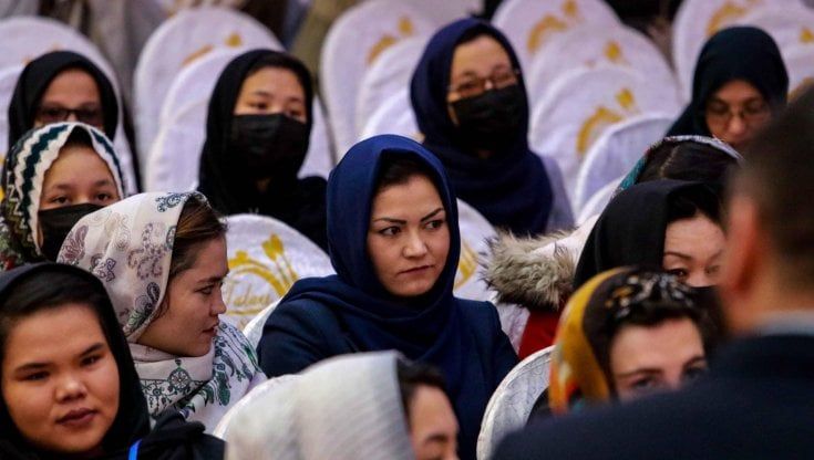 Leggere Lolita a Kabul: la resistenza delle ragazze afghane che sfidano i talebani con i libri