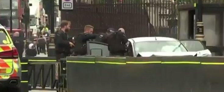 Londra, auto si lancia contro barriere del Parlamento. ha un nome il "sospetto terrorista" arrestato: originario del Sudan con cittadinanza inglese