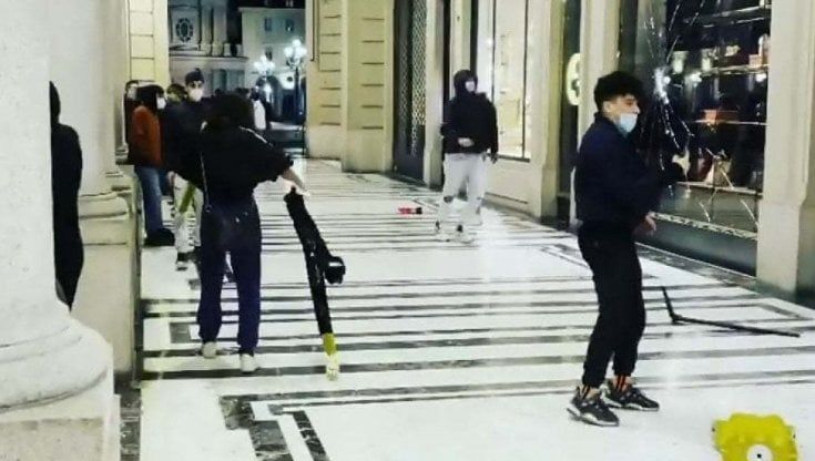 Saccheggio in via Roma, ora reddito di cittadinanza a rischio per le famiglie dei minorenni arrestati 