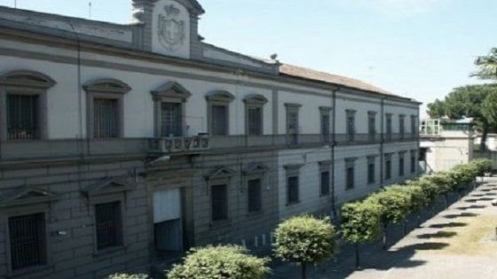 Forniva droga e cellulari ai detenuti della casa di reclusione di Aversa, arrestato agente di polizia penitenziaria