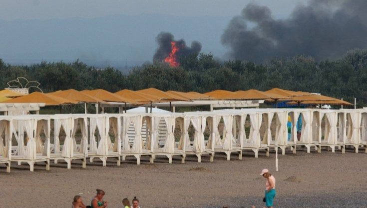 Guerra in Ucraina, colpita una base russa in Crimea, Kiev rivendica: “È solo l’inizio”