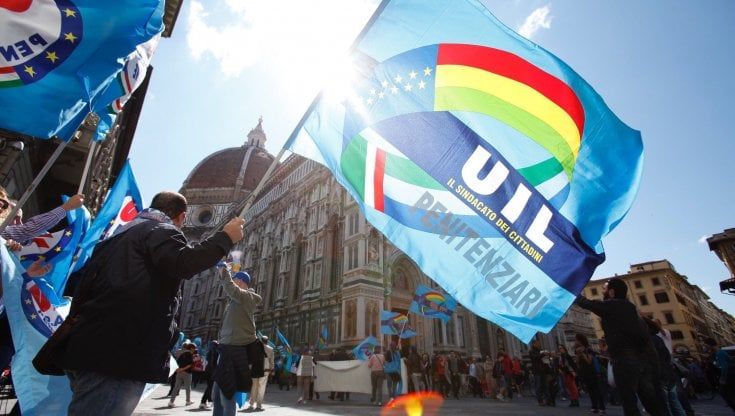 L'inflazione corre, gli stipendi no: oltre 500 contratti scaduti e i salari restano al palo