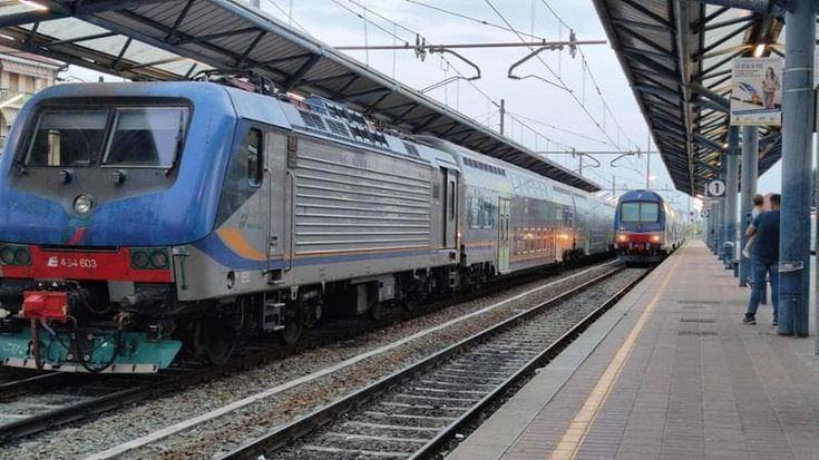Guasti e vagoni strapieni, il capotreno fa scendere gli studenti: “Resta a bordo solo chi lavora”