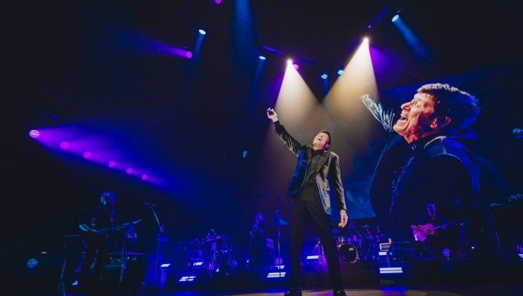 Gianni Morandi in concerto a Bari: "Che voglia di Sud e di focaccia. Qui venivo da ragazzino in serate improvvisate, sempre bello tornarci"