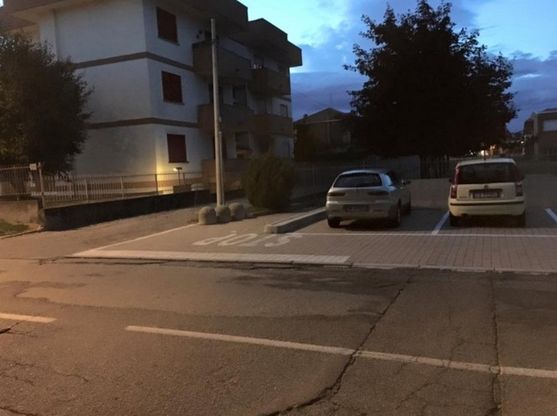 Nel parcheggio c'è anche uno stop: si scatena l'ironia sui social