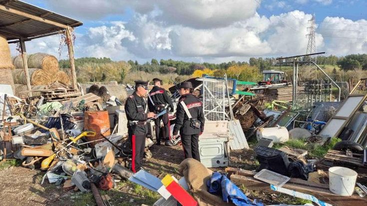 Frigo, divani, lavatrici, porte e materassi: la discarica degli svuotacantine scoperta a Casal Selce