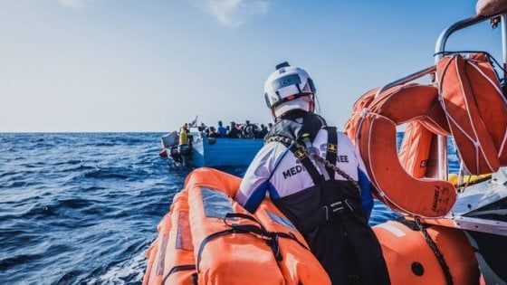 Migranti, intercettato dai libici e riportato indietro il gommone alla deriva con un bimbo nato a bordo.