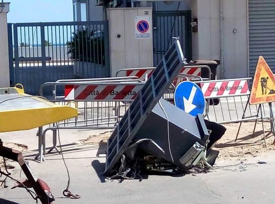 Barletta, ladri in fuga perdono la cassa del bancomat