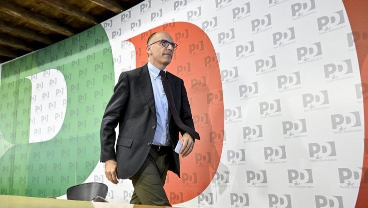 Ricostruire il Pd, Letta: "Tutto in discussione, dal nome al simbolo, all'organizzazione. Congresso a 4 tappe con primarie"