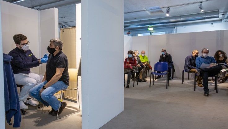 Vaccini anti Covid di massa dal 12 aprile: domani, venerdì 2 aprile, il click day