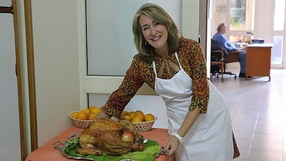 Tacchino e "pumpkin pie": la console americana Countryman festeggia il Ringraziamento in una mensa per poveri