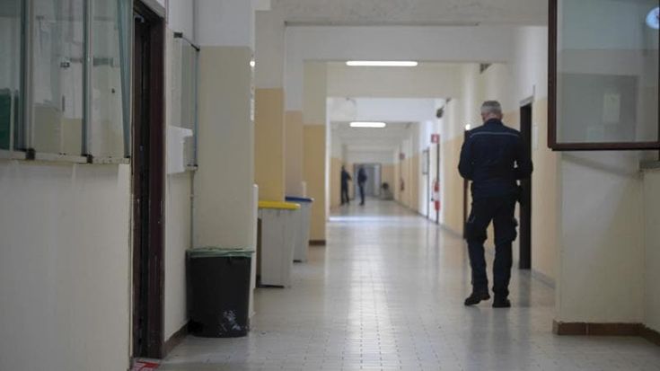 Portava i cellulari in carcere al capo della banda dei furti in casa: arrestato infermiere a Opera