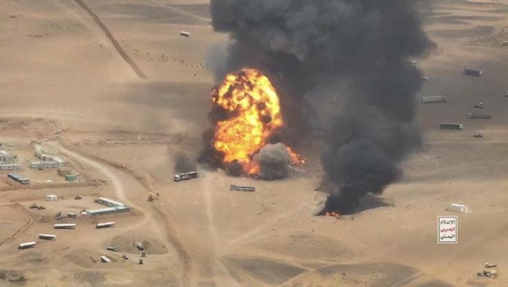 Yemen, gli Houthi attaccano un convoglio militare: le immagini dal drone