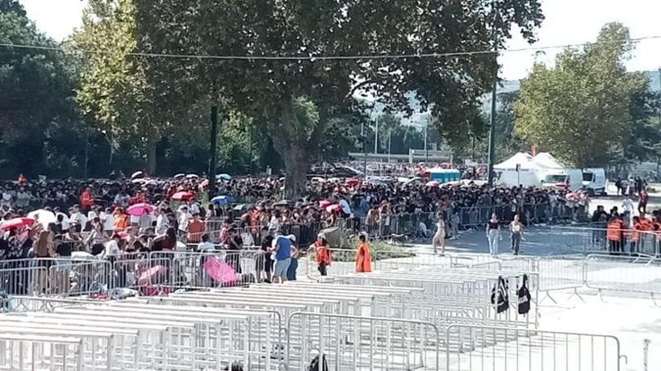 Marracash, migliaia di fan accampati all'ippodromo di Agnano: lunghe code al sole
