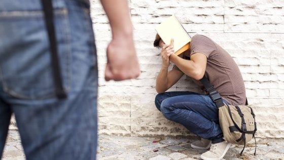 Torino, angherie e abusi sessuali: a processo due bulli che perseguitavano un compagno di scuola