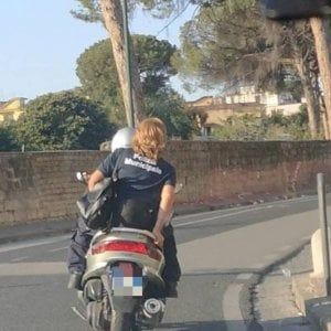 Napoli, la denuncia dei Verdi: "Agente della polizia municipale in scooter senza casco"