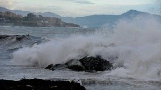 Maltempo in Toscana, allerta per pioggia, vento e mareggiate