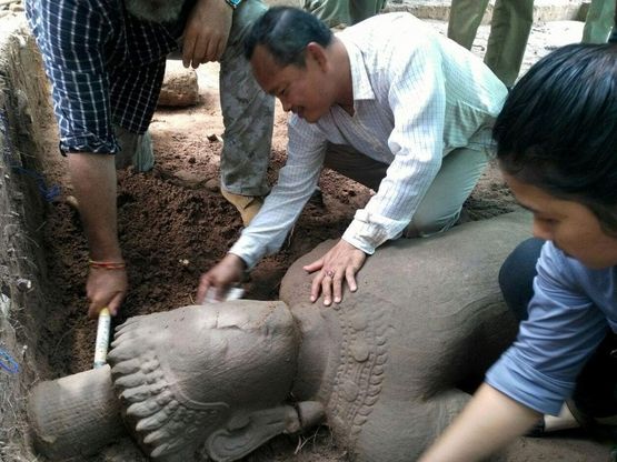Cambogia, trovata statua del XII secolo ad Angkor Wat: era a guardia di un antico ospedale