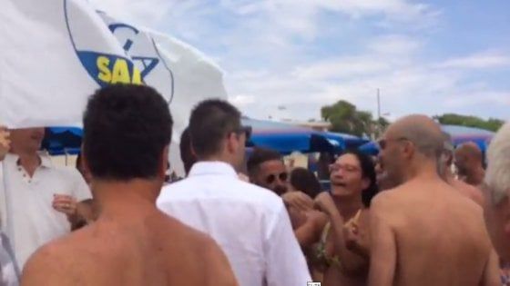 Castellaneta, blitz in spiaggia della Lega contro gli ambulanti. Ma i bagnanti insorgono: "Fascisti"