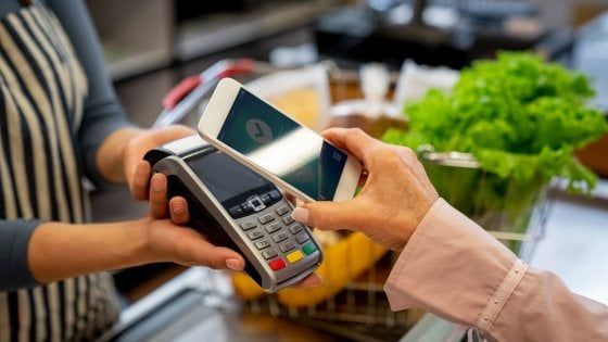 Contanti, il tetto scende a 2 mila euro. Arriva il bonus per i costi dei Pos: le novità di luglio sui pagamenti