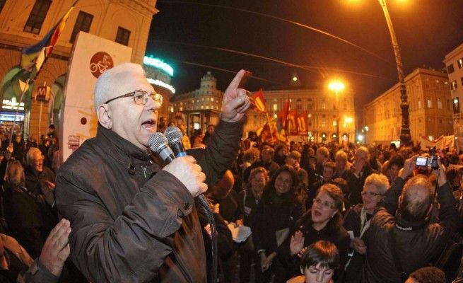 Don Farinella a Napolitano<br />"Silvio non sia pi&ugrave; cavaliere"