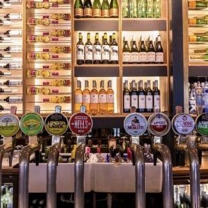 La verità del leggendario bevitore, affidata all'italiana che gli serve birra al bancone