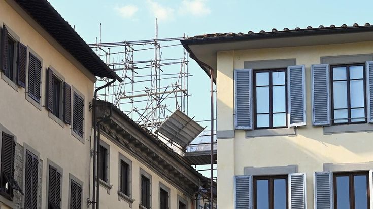 Firenze, smontato lo storico cartellone Martini su piazza Duomo, ma solo per manutenzione. Il concessionario: “Tornerà in autunno, rimesso a nuovo”