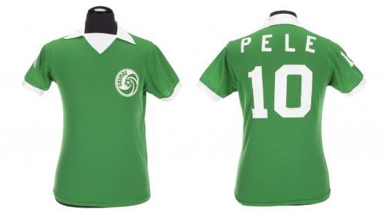 Pelè all'asta: dalla copia della Coppa Rimet alle maglie, duemila cimeli in vendita 