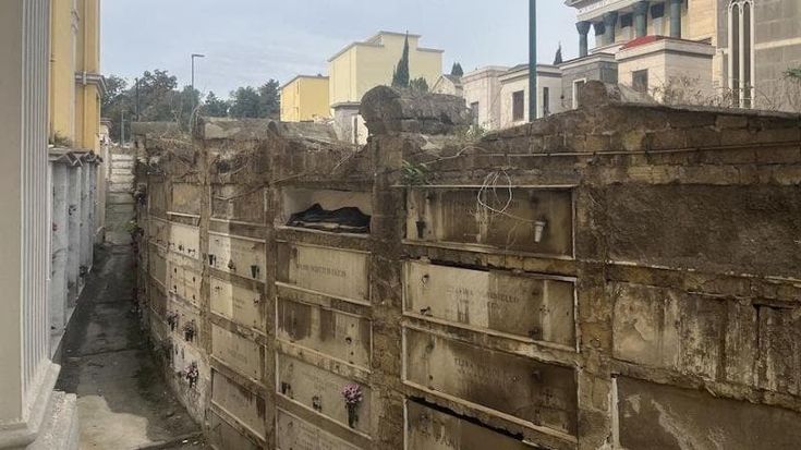Napoli, il cimitero di Poggioreale nel degrado. Il Comune: “Ecco il nostro piano”