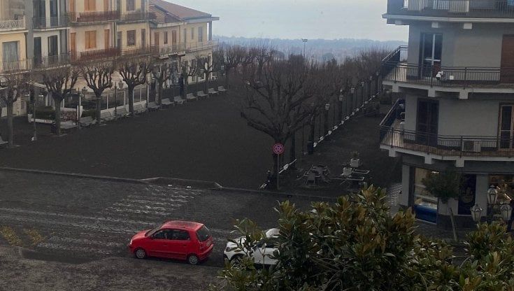 Etna, finita l'eruzione si contano i danni: sos dai comuni invasi dalla cenere. "Ecco quanto ci costa"