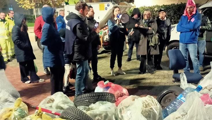 In un’ora 400 chili di rifiuti: a Bari i volontari ripuliscono l’area vicino a parco Maugeri