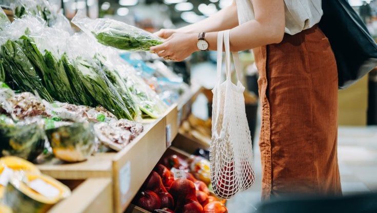 Caro prezzi: nel 2023 gli italiani hanno acquistato meno prodotti alimentari spendendo di più 