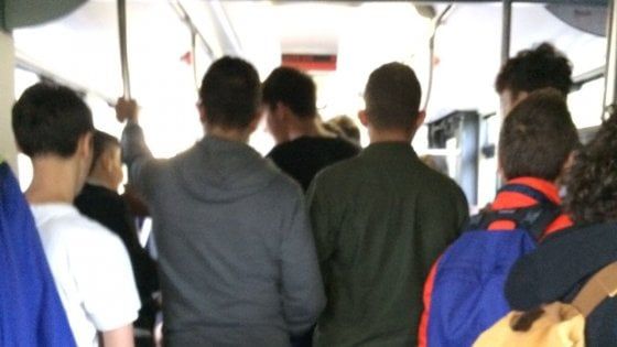 Bari, bus per le scuole sovraffollati, rotti e in ritardo. Gli studenti: "Ecco come viaggiamo"