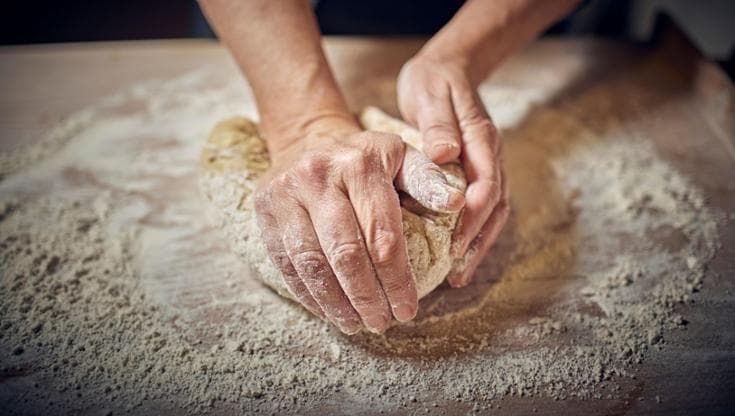 Le mani in pasta: la farina del futuro cambia insieme a chi la usa