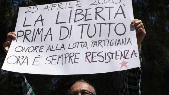 25 aprile, la politica ricorda la Liberazione. Conte cita De Gregori:  "Viva l'Italia che resiste"