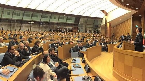 Renzi avvisa minoranza Pd: "Vita governo legata a Italicum". E Speranza si dimette